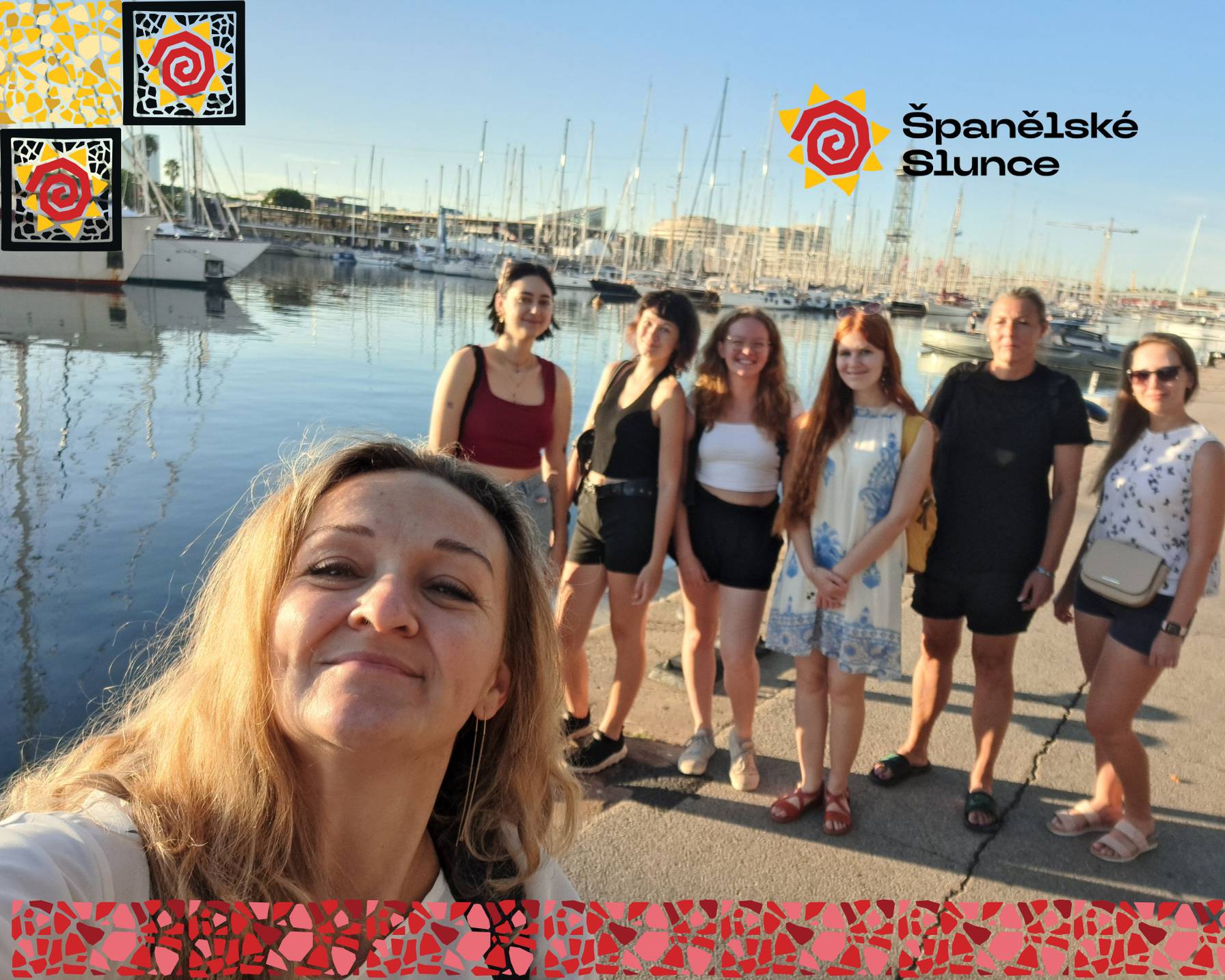 Skupina studentů školy Španělské Slunce vyfocena na pláži v Barceloně na pobytovém jazykovém kurzu. Na pozadí vychází slunce z moře, skupina mává. 